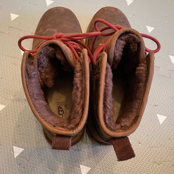 Mens cognac Ugg waterproof sheepskin lined leather boots - Picture 6 of 6